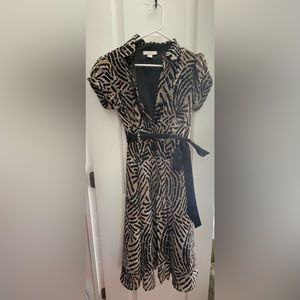 Half sleeve printed dress black and tan size 6 dress barn